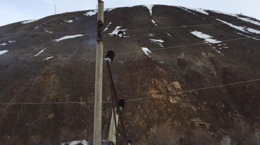 Kısa Devre Yapan Elektrik Tellerinden Sı&ccedil;rayan Alev Direk Yaktı