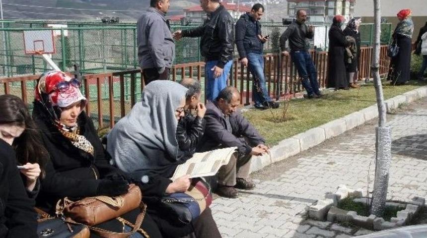 Yozgat&rsquo;ta Ygs&rsquo;de &Ouml;ğrenciler İ&ccedil;eride Aileler Dışarıda Ter D&ouml;kt&uuml;