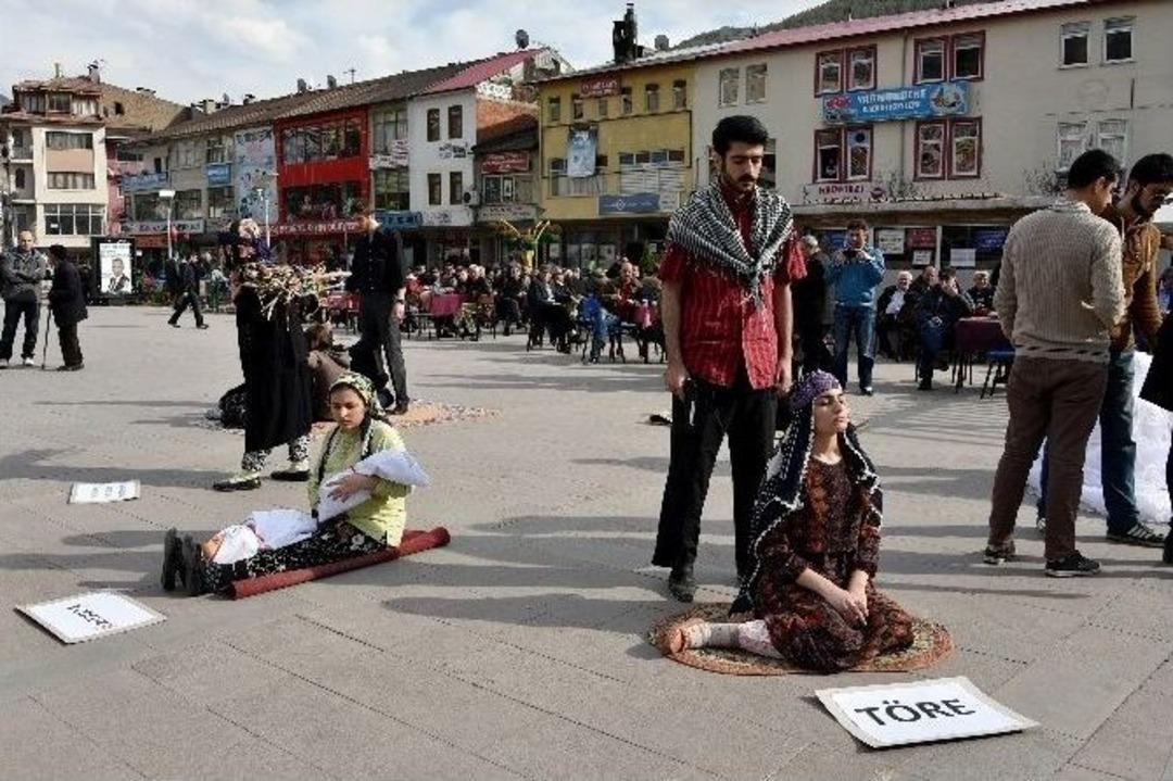 Kadına Şiddete Sokak Tiyatrosuyla Dikkat &Ccedil;ektiler