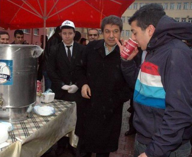 Esenler'de Üniversite Adaylarına Çay-Çorba Ikramı