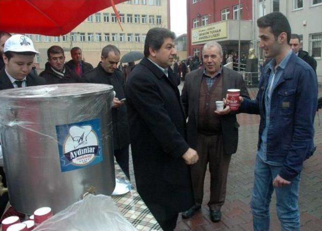 Esenler'de Üniversite Adaylarına Çay-Çorba Ikramı