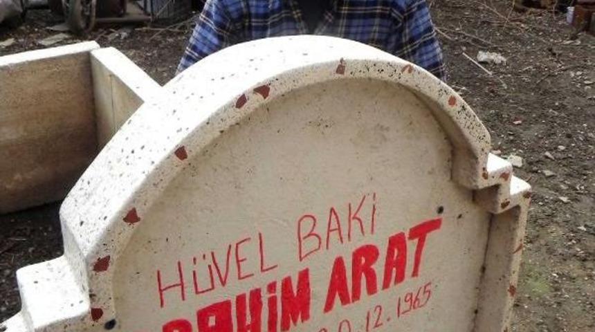 Malulen Emekli Olamayınca, Evinin Bah&ccedil;esine Mezar Yaptı