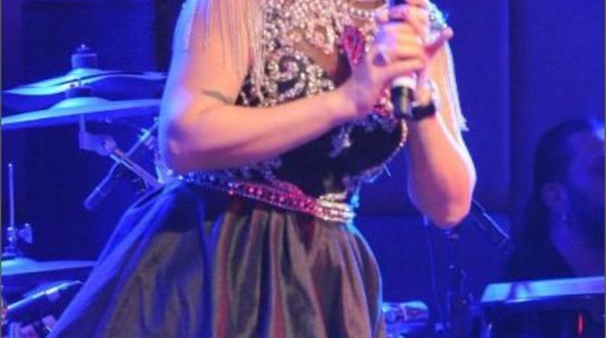 Demet Akalın, Bursa'da Hayranlarıyla Buluştu