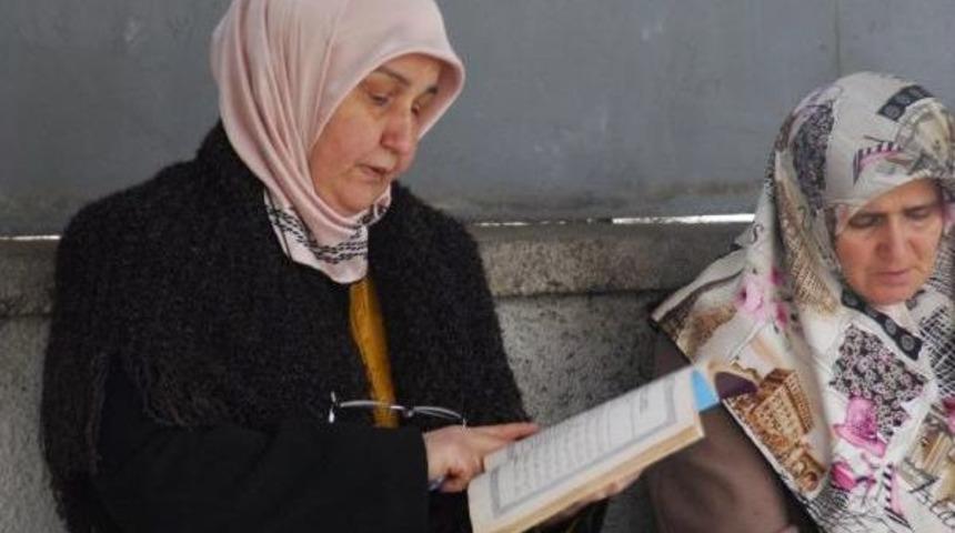 &Ccedil;ocuklar Sınavda, Anneler Duada