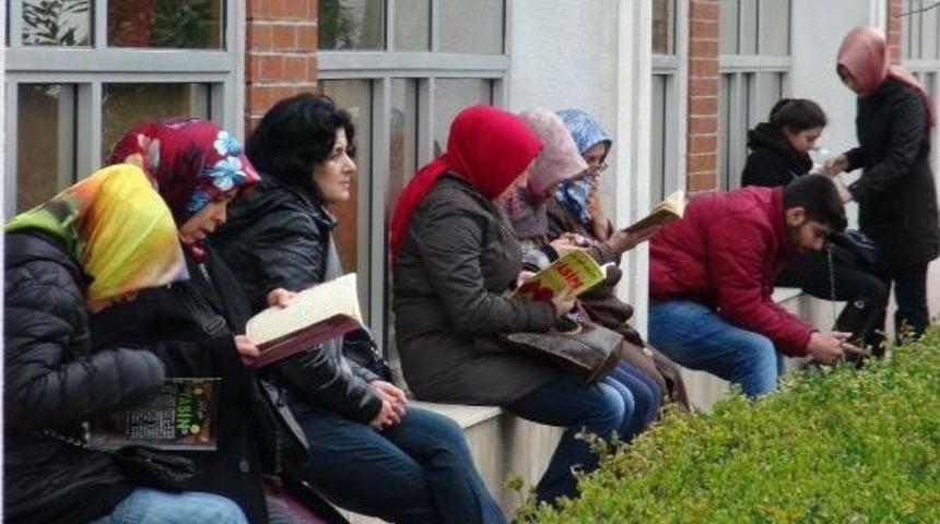 &Ouml;ğrenciler Sınavda, Aileler Duada