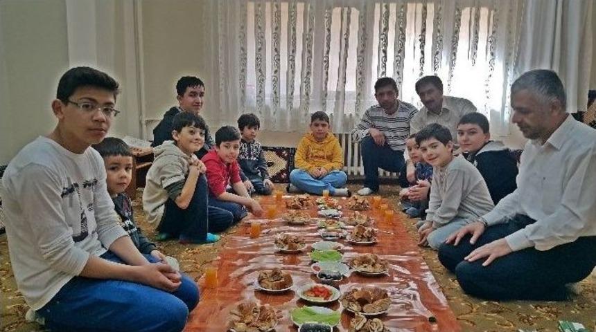 Kırkalı &Ouml;ğrenciler Kahvaltıda Buluştu