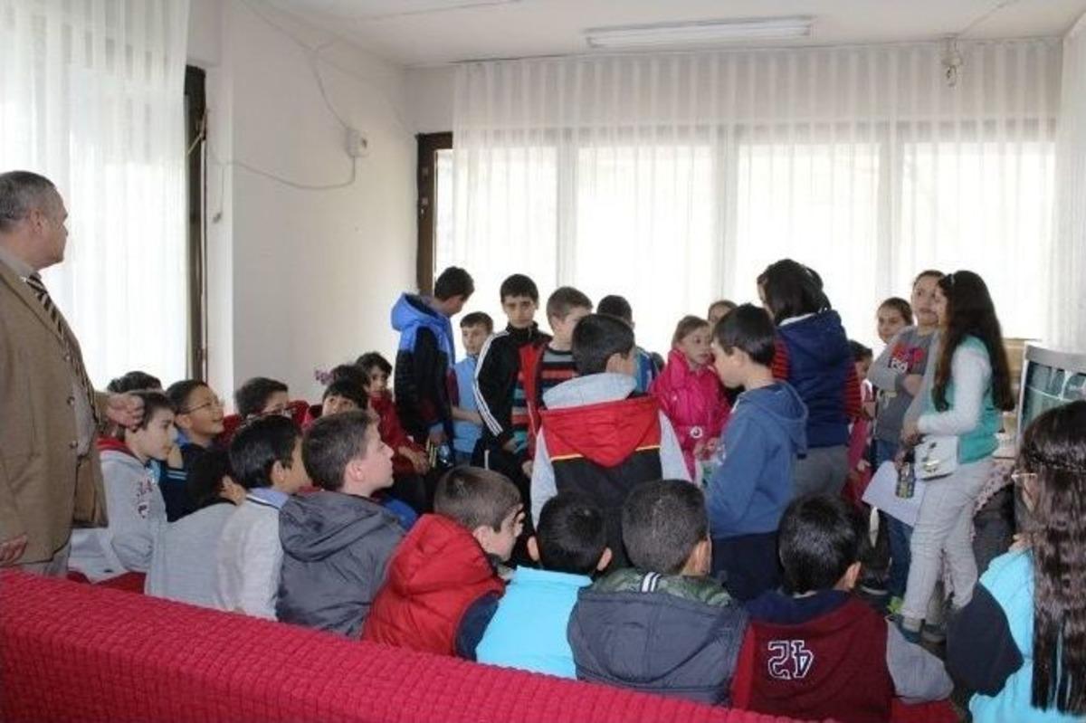 Ayvalık Belediyesi Yaşlı Bakımevine &Ouml;ğrencilerden Anlamlı Ziyaret