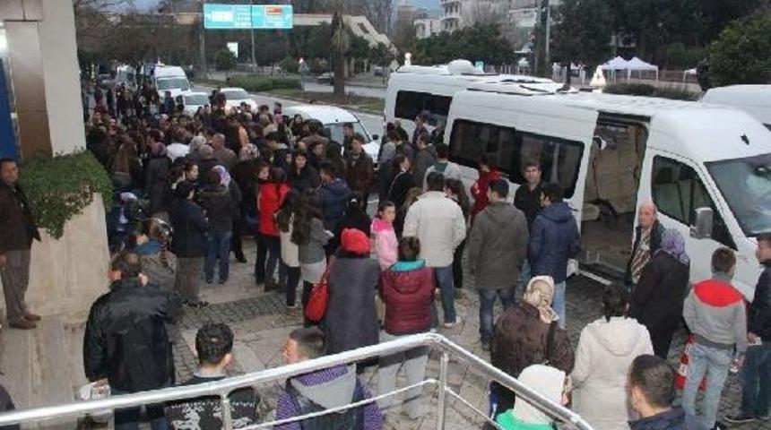 Sel&ccedil;uk'ta Ygs'ye Giren &Ouml;ğrenciler I&ccedil;in Belediye Ara&ccedil; Kiraladı