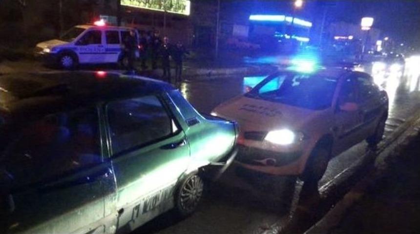 Alkoll&uuml; S&uuml;r&uuml;c&uuml; Durduğu Trafik Işıklarında Sızdı