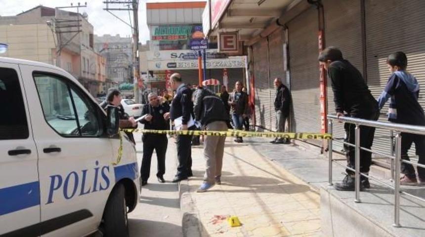 Eski Eşini Caddede Bı&ccedil;akladı
