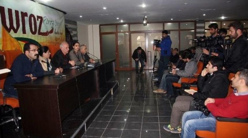 Dtk Nevruz Programını K&uuml;rt&ccedil;e Ve T&uuml;rk&ccedil;e A&ccedil;ıkladı