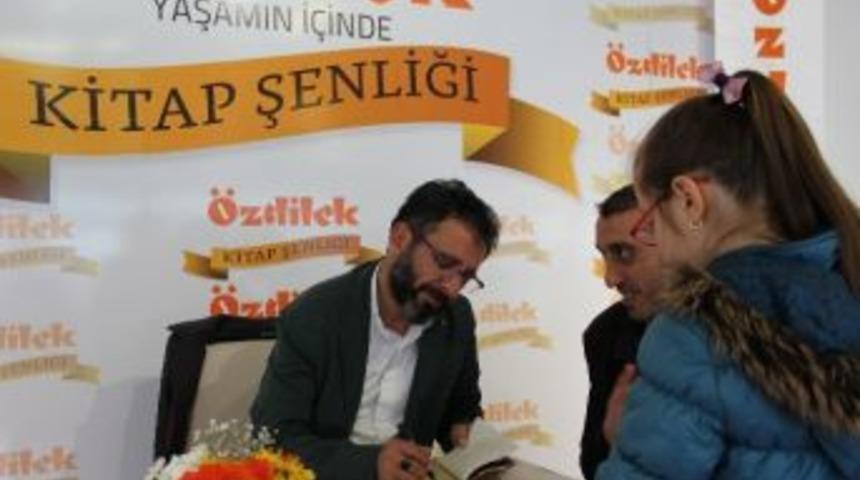 &Ouml;zdilek Kitap Şenliği Yazar Sinan Yağmur&rsquo;u Okurlarıyla Buluşturdu