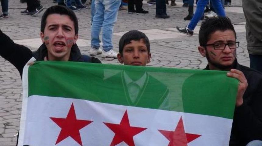Gaziantep'teki Suriyeliler'den Savaşın Yıl D&ouml;n&uuml;m&uuml;nde Esad Protestosu
