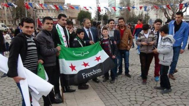 Gaziantep'teki Suriyeliler'den Savaşın Yıl Dönümünde Esad Protestosu