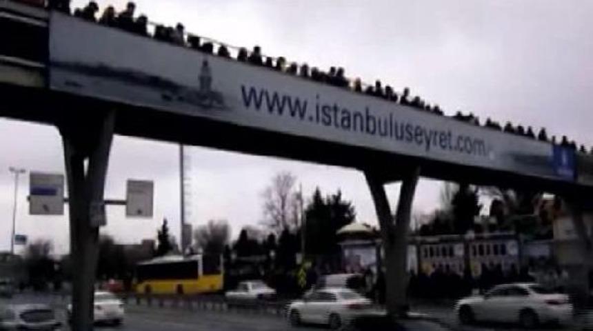 &Uuml;stge&ccedil;itteki Yoğunluğu G&ouml;r&uuml;nce E-5'de Karşıdan Karşıya Ge&ccedil;tiler