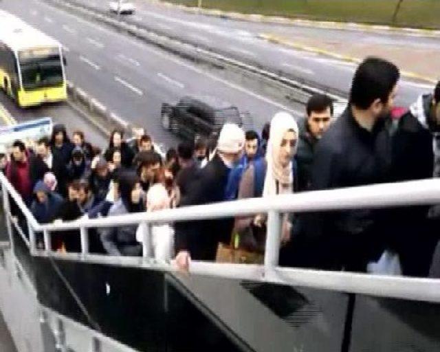 Üstgeçitteki Yoğunluğu Görünce E-5'de Karşıdan Karşıya Geçtiler