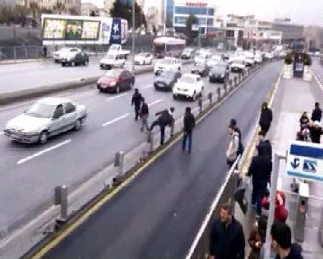 Üstgeçitteki Yoğunluğu Görünce E-5'de Karşıdan Karşıya Geçtiler