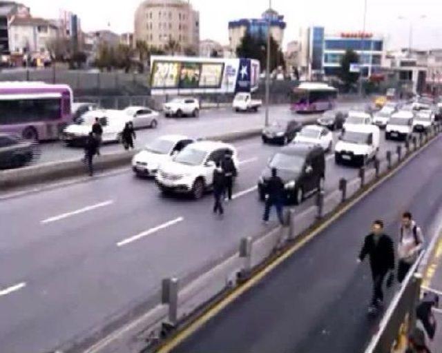 Üstgeçitteki Yoğunluğu Görünce E-5'de Karşıdan Karşıya Geçtiler