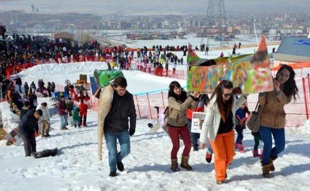 Palandöken'de 'karton Kızak' Yarışı