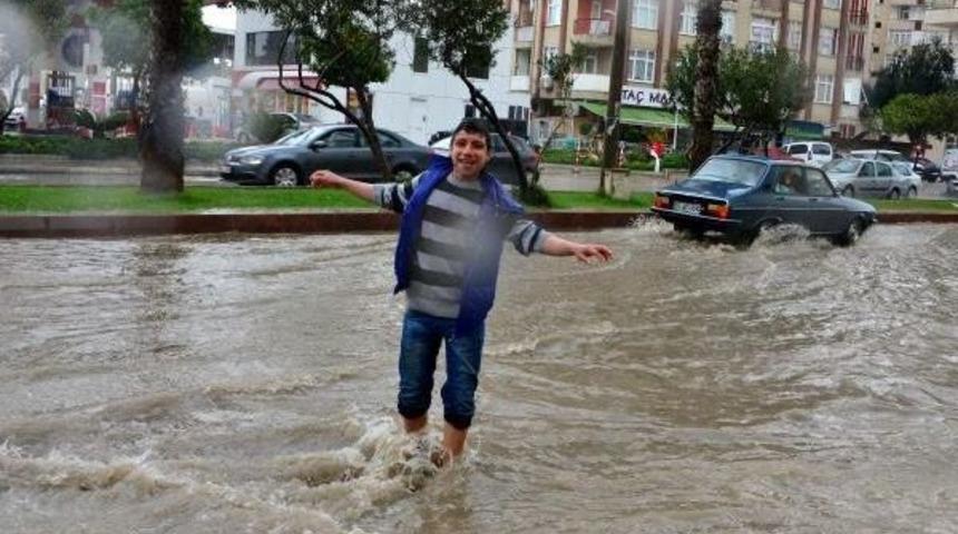 Adana'da 45 Dakikalık Yağmur, Hayatı Olumsuz Etkiledi
