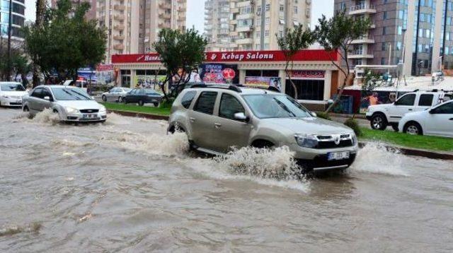 Adana'da 45 Dakikalık Yağmur, Hayatı Olumsuz Etkiledi