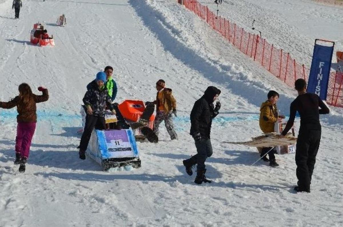 Kartondan Yaptıkları Kızaklarla D&uuml;şe Kalka Yarıştılar