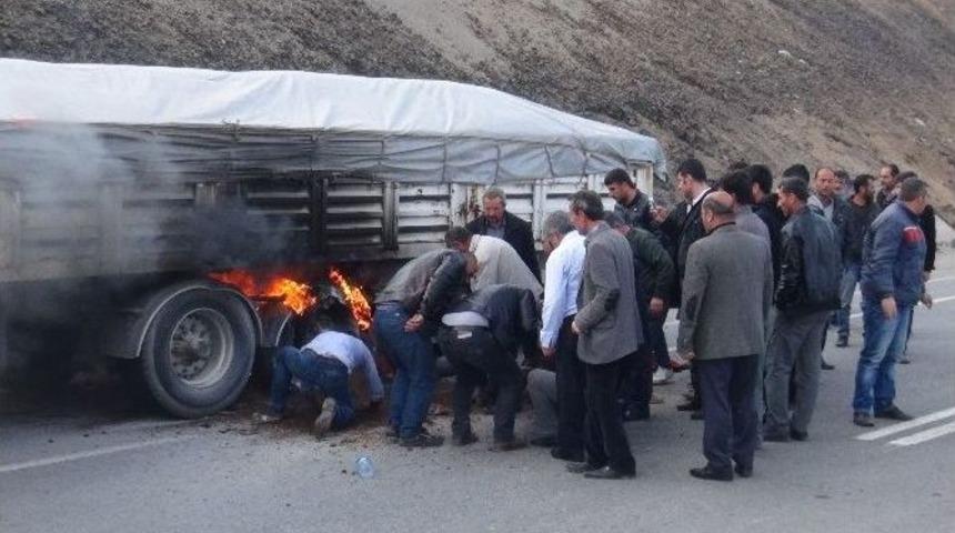 Seyir Halindeki Tır&rsquo;ın Lastiği Alev Aldı