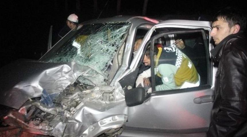 Sinop&rsquo;ta Kamyonet İle Yolcu Minib&uuml;s&uuml; &Ccedil;arpıştı: 2 Yaralı