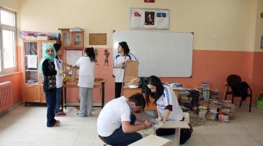 K&ouml;y Okulunda &Ccedil;ocukların Y&uuml;z&uuml;n&uuml; G&uuml;ld&uuml;rd&uuml;ler