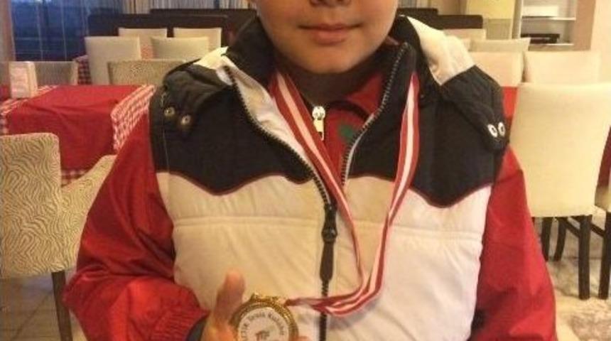 Aydınlı Minik Tenis&ccedil;iler İzmirden Başarı İle D&ouml;nd&uuml;