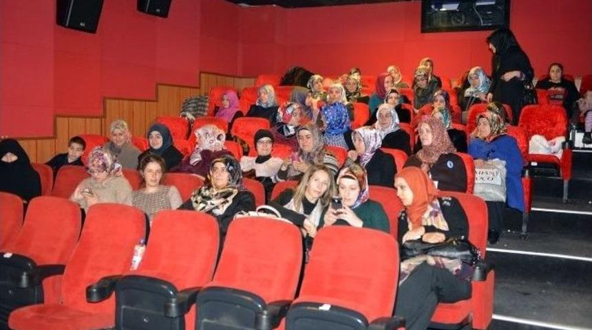 &Uuml;niversiteli Annelerin Sinema Keyfi