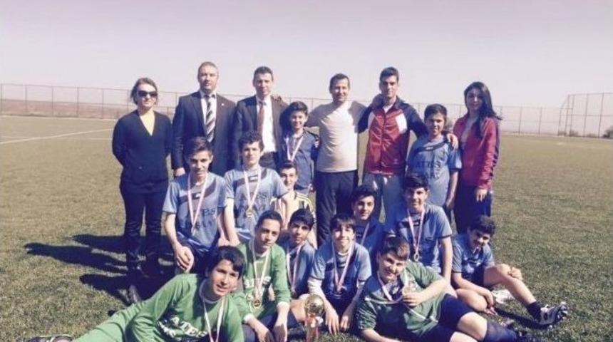 Yıldız Erkeklerde Futbolun Şampiyonu S&uuml;leyman Demirel Ortaokulu Oldu