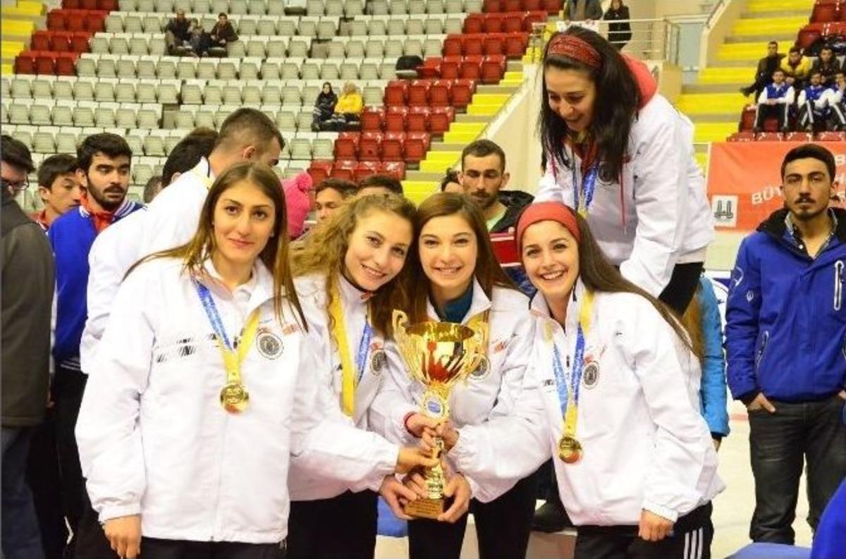 &Uuml;niversitelilerin Spor Ş&ouml;leni Kupa T&ouml;reni İle Sona Erdi