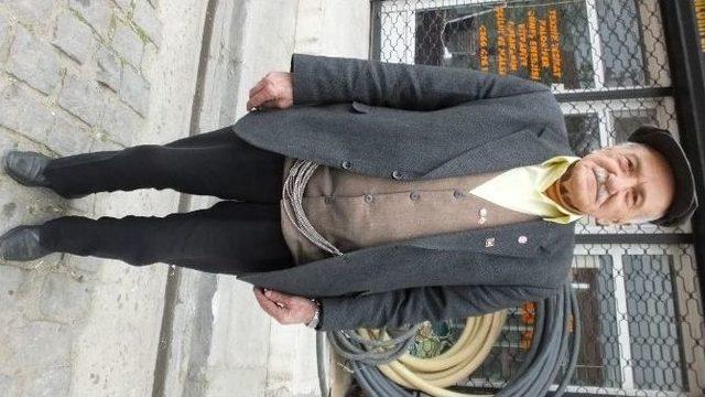 Burhaniye&rsquo;de K&ouml;stekli Saat Ali Dedeye Aksesuar Oldu 2