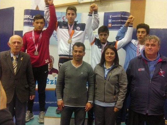 İbb&rsquo;nin Yıldız G&uuml;reş&ccedil;ileri Madalyaları Topladı 1