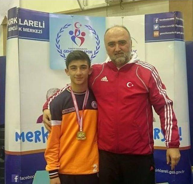 İbb&rsquo;nin Yıldız G&uuml;reş&ccedil;ileri Madalyaları Topladı 2