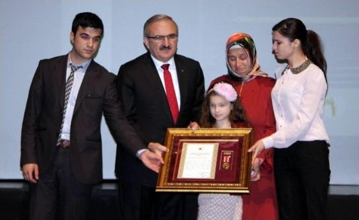 Bursalı Şehit Ailesi Ve Gazilere Devlet &Ouml;v&uuml;n&ccedil; Madalyası