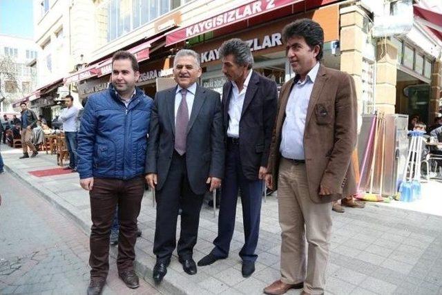 Başkan Dr. Memduh B&uuml;y&uuml;kkılı&ccedil; Hunat Mahalle Esnafı İle 1