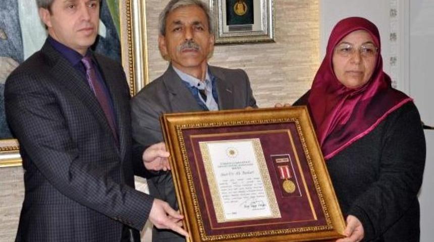 Şehit Er Bozkurt'un Ailesine Devlet &Ouml;v&uuml;n&ccedil; Madalyası