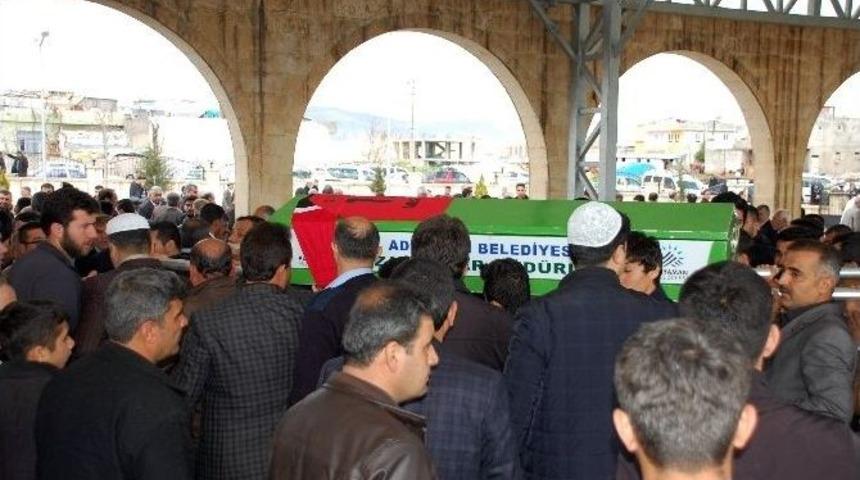 Adıyaman&rsquo;da Kazada Hayatını Kaybeden Gen&ccedil; Toprağa Verildi