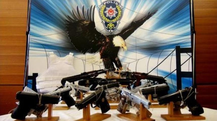 "mafya Hesaplaşması" Operasyonunda Ele Ge&ccedil;irilen Silahlar Sergilendi