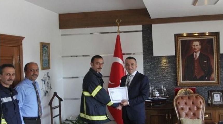 Kaymakamdan Denize D&uuml;şen K&ouml;peği Kurtaran İtfaiye Erlerine Teşekk&uuml;r Belgesi
