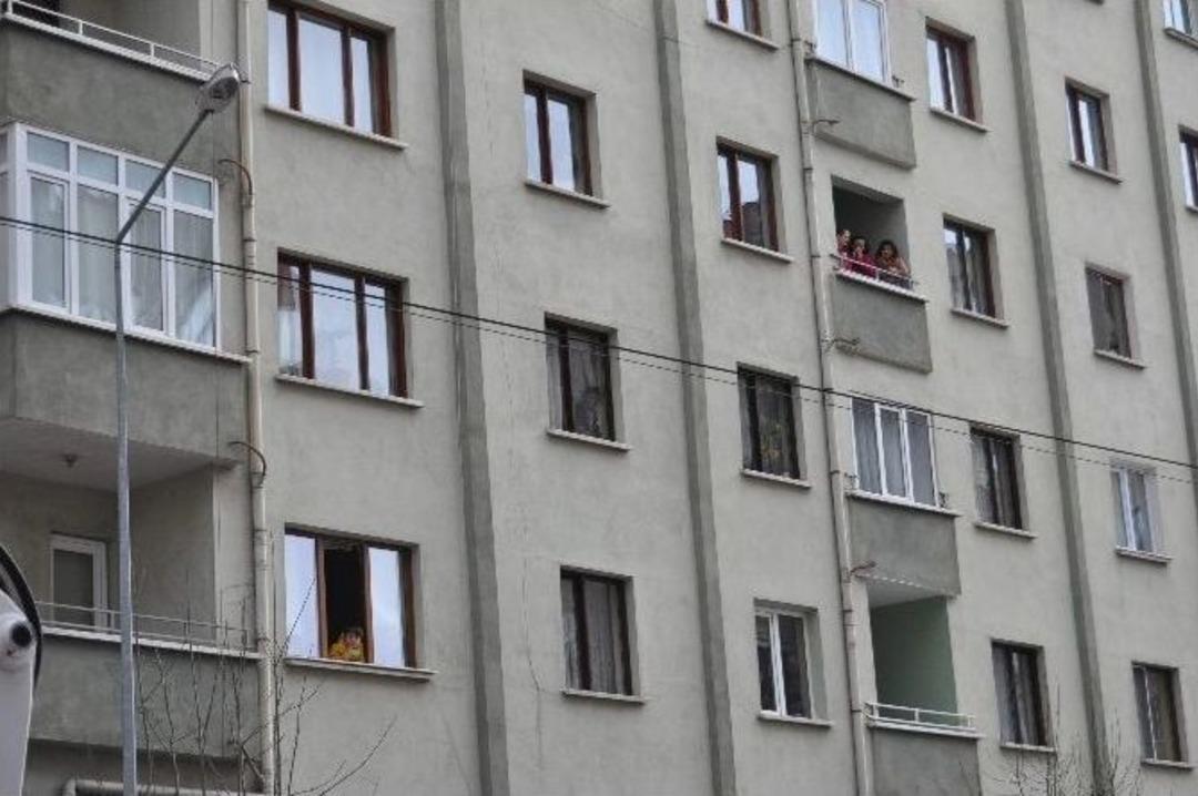 Yaşı 10&rsquo;u Ge&ccedil;meyen Bir &Ccedil;ocuk Evinin Camından Feci Kazayı Cep Telefonuyla G&ouml;r&uuml;nt&uuml;ledi