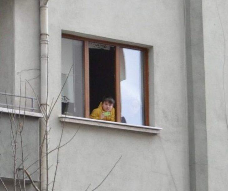 Yaşı 10’u Geçmeyen Bir Çocuk Evinin Camından Feci Kazayı Cep Telefonuyla Görüntüledi G4