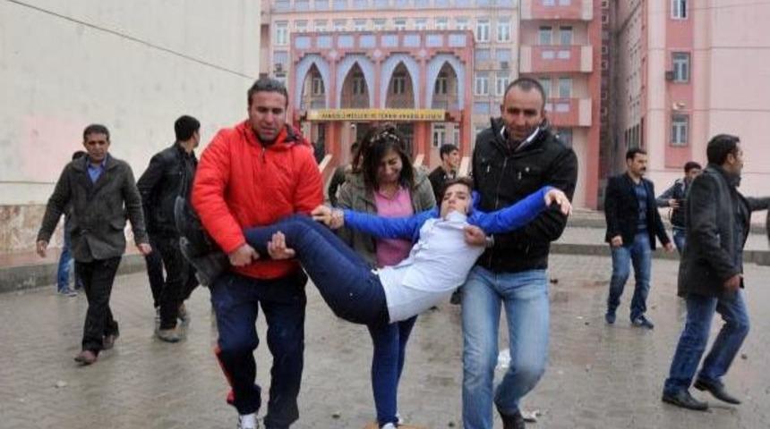 Van'da G&uuml;venlik Kamerası Gerginliği: 3 &Ouml;ğrenci Yaralı