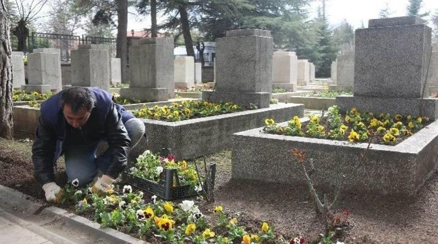 B&uuml;y&uuml;kşehir Belediyesi Şehitlikleri &Ccedil;i&ccedil;eklerle Donatıyor