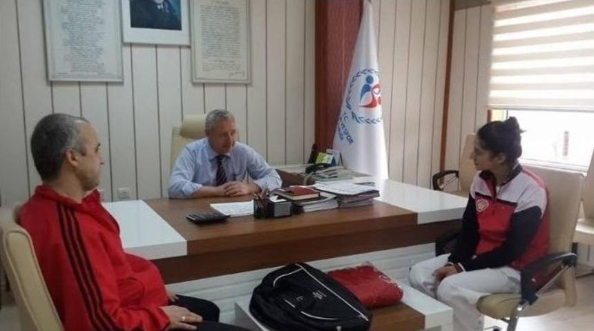 T&uuml;rkiye İkincisi Olan Sporcu &Ouml;d&uuml;llendirildi