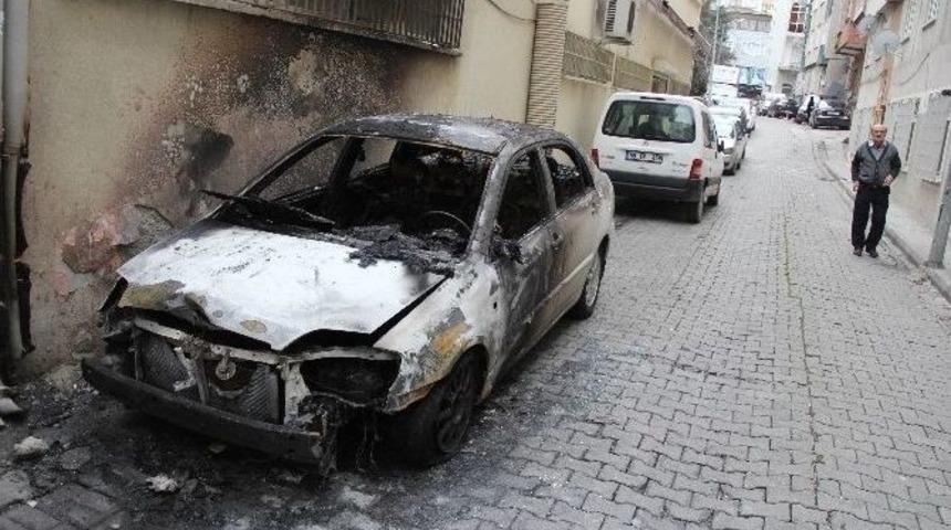 Park Halindeki Otomobili Yakıp Kendini İhbar Etti