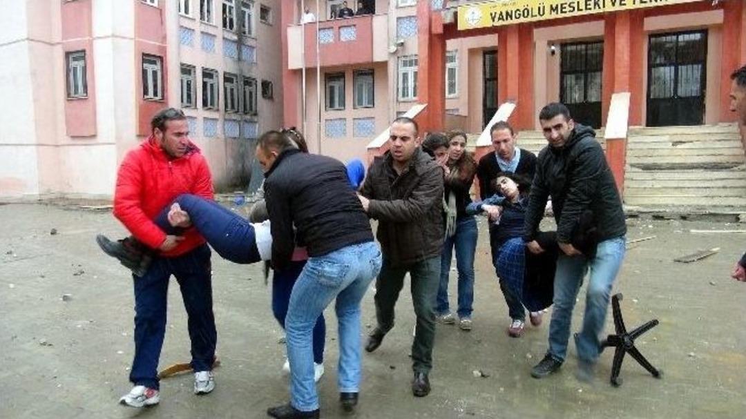 Polisle &Ouml;ğrenciler Arasında Gerginlik: &Uuml;&ccedil; Yaralı