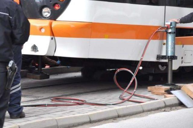 Tramvay Altında Kalarak Öldü